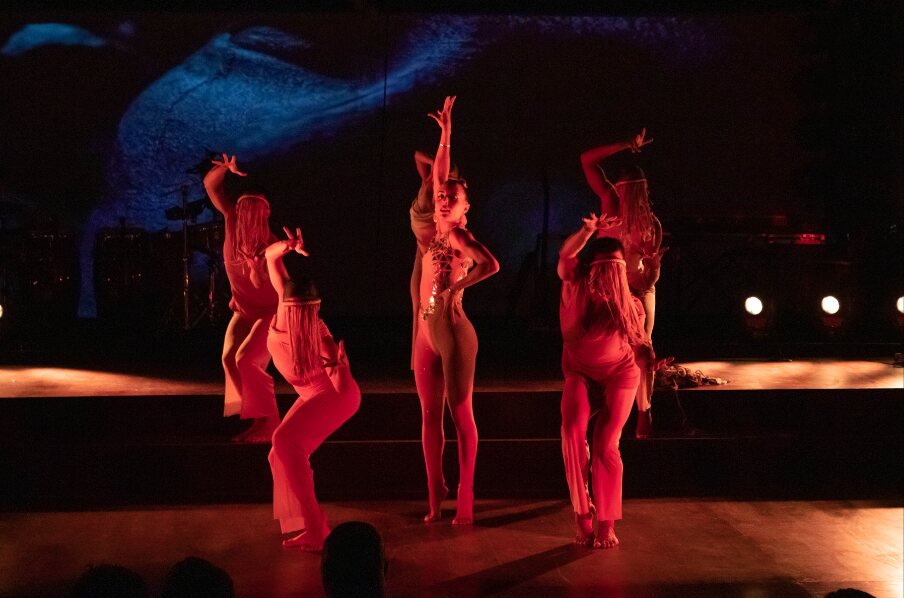 Bailarinas en el espectáculo de 528