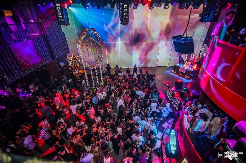 Público y escenario en Heart Ibiza