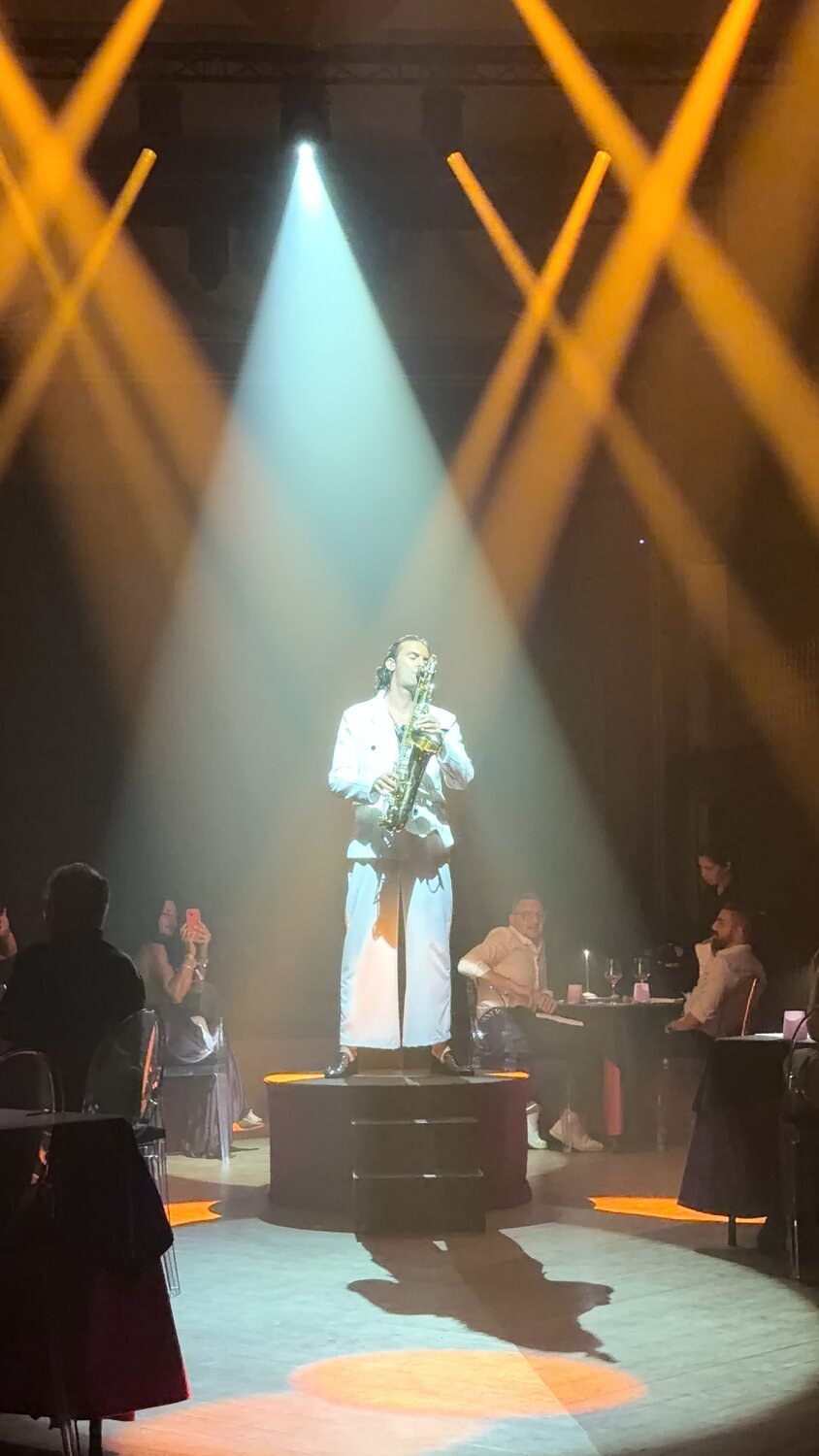Saxofonista en el dinner show de WHO Ibiza